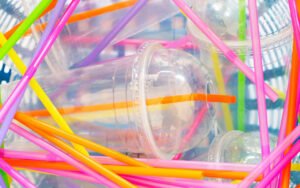 La Resolución 0803 de 2024 y su impacto en el uso de plásticos